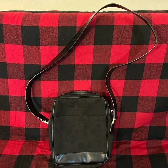 Bally Black Messenger Bag with Strap and Sleek Design - Picture 2 of 4